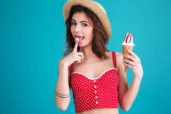 Mulher bonita com sorvete olhando para a câmera — Fotografia de Stock