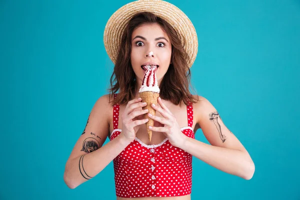 Sorrindo jovem mulher com sorvete olhando para a câmera — Fotografia de Stock