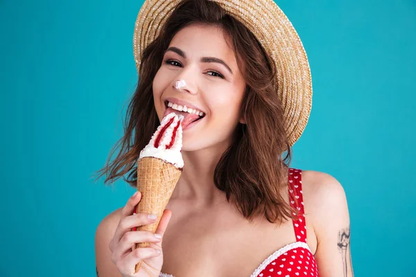 Joven alegre con helado mirando a la cámara —  Fotos de Stock