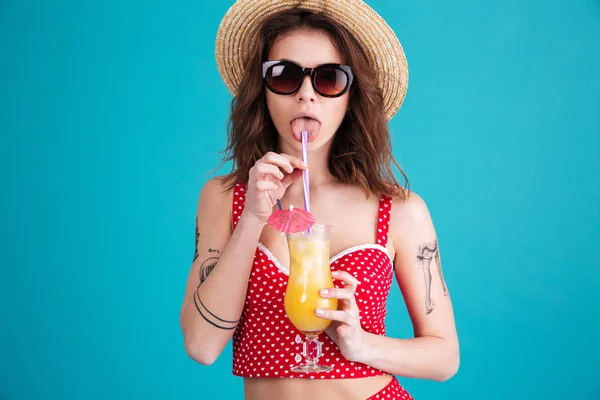 Kokteyl kameraya bakarak bir genç ve güzel kadın