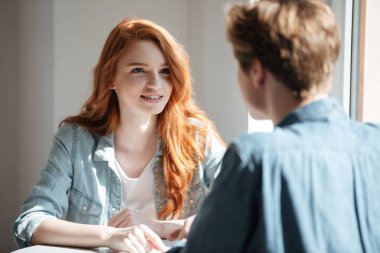 Onun arkadaşı dinleme genç kız öğrenci