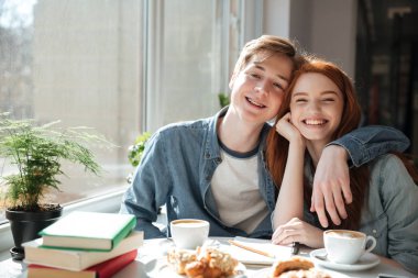 Kafede sarılma öğrenci portresi