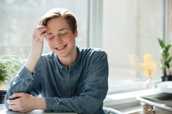 Porträtt av leende ung man i café — Stockfoto