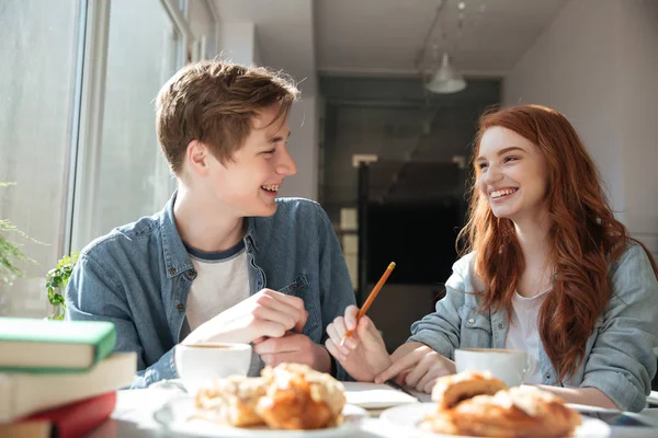 Strzał rozmowy dwóch studentów w kawiarni — Zdjęcie stockowe