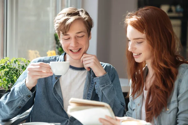 Estudiantes sonrientes haciendo deberes — Foto de Stock