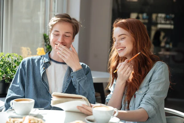 Studenti ragazzo e ragazza ridere in caffè — Foto Stock