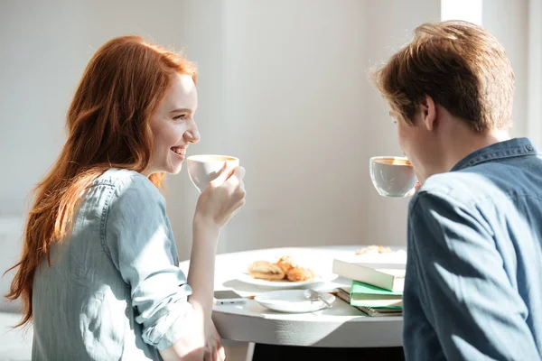 Studenti che bevono caffè nel caffè — Foto Stock