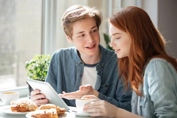 Joven hombre explicando lecciones a su amigo — Foto de Stock