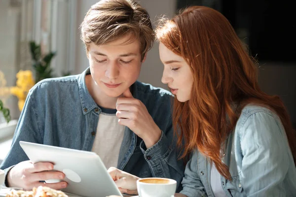 Uczniowie za pomocą tabletu w kawiarni — Zdjęcie stockowe