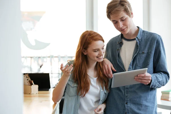 Pareja en la cafetería con la tableta — Foto de Stock