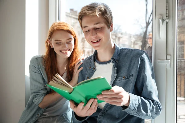 Bella coppia di studenti lettura libro — Foto Stock