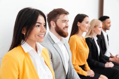 Neşeli arkadaşları oturma içinde yazıhane