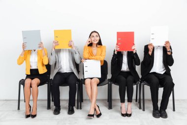 Düşünme kadın yüzleri kapsayan iş arkadaşları bir kenara arıyor