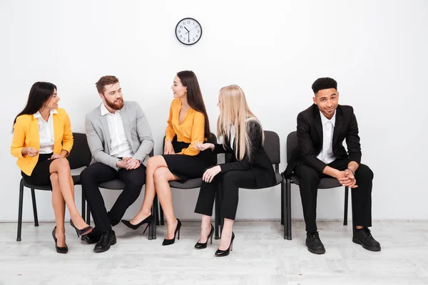 Kollégák, ülő-ban Hivatal beszél egymással — Stock Fotó