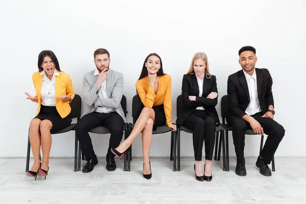 Kollegen sitzen im Büro neben schreiender Frau — Stockfoto