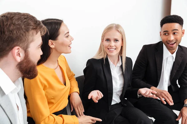 Chers collègues assis au bureau qui discutent entre eux . — Photo