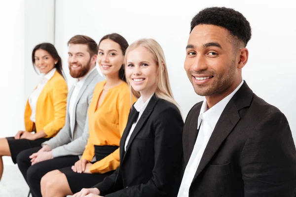 Confrères joyeux assis dans le bureau — Photo