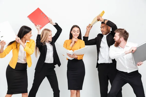 Lycklig kvinna håller mapp samtidigt arga kolleger kämpar — Stockfoto