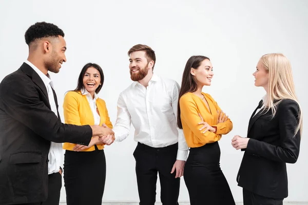 Heureux collègues équipe d'affaires debout dans le bureau — Photo