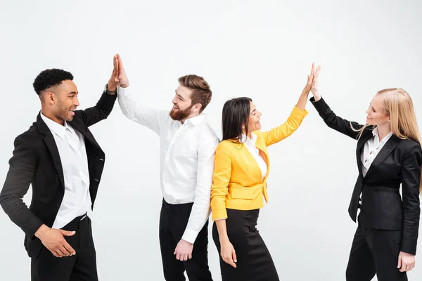 Glada kollegor i office ger en high-five till varandra. — Stockfoto