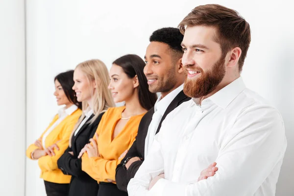 Glückliche Kollegen, die im Büro posieren. — Stockfoto