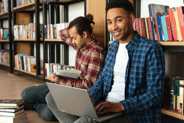 Щасливі студенти двох африканських чоловіків використовують ноутбук . — стокове фото