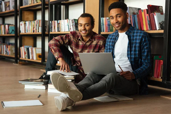 Junge zwei afrikanische Männer Studenten lesen Bücher mit Laptop — Stockfoto