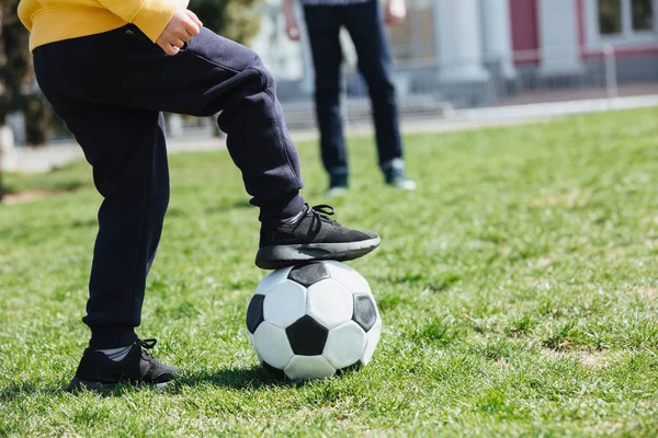 Körülvágott kép egy kisfiú, az foci játék — Stock Fotó