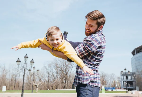 Padre y su hijito jugando juntos en un parque — Foto de Stock