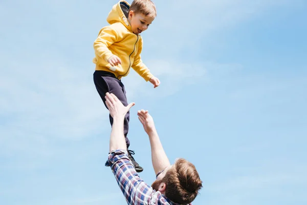 Padre y su hijo jugando juntos en un parque de la ciudad — Foto de Stock