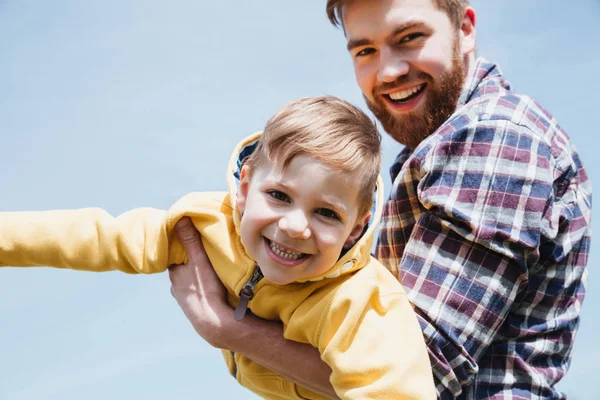 Glücklicher Vater und sein kleiner Sohn haben Spaß zusammen — Stockfoto