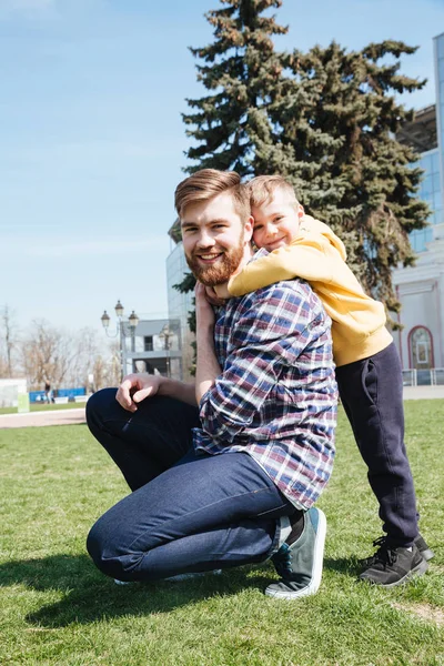 Heureux père barbu marchant avec son petit fils — Photo