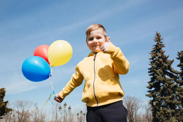 Mosolygó kis gyerekek fiú léggömbökkel. — Stock Fotó
