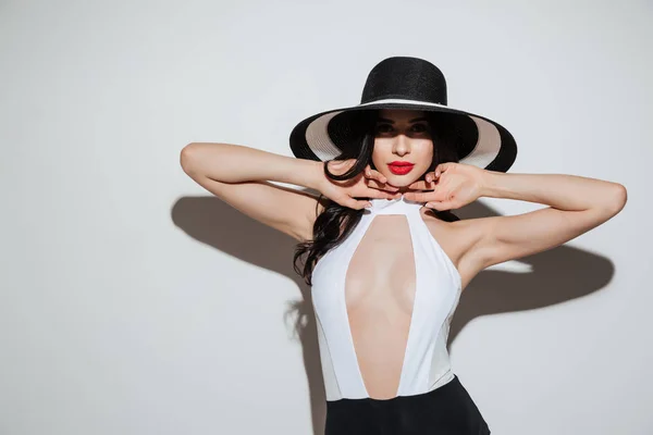 Retrato de moda de una sensual mujer hermosa con sombrero de verano — Foto de Stock