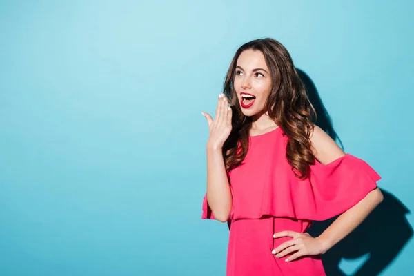 Opgewonden mooi meisje probeert ter dekking van haar mond met de hand — Stockfoto