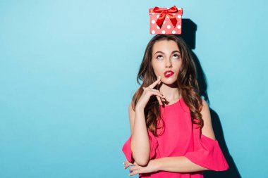 Hediye kutusu ararken başında ile karışık kız