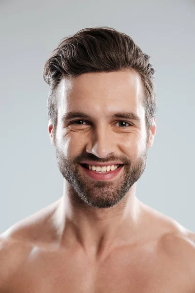 Retrato de cerca de un joven barbudo sonriente —  Fotos de Stock