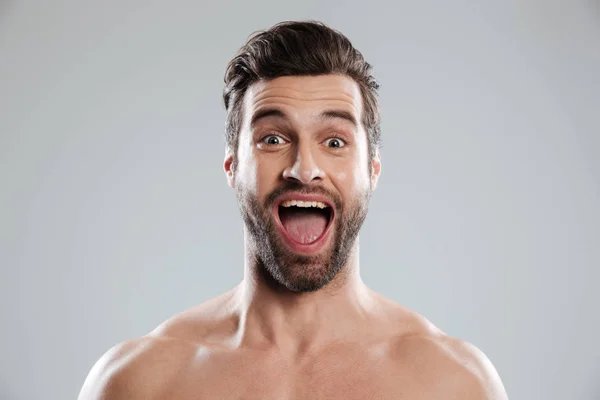 Волнующий бородатый мужчина с голыми плечами и открытым ртом — стоковое фото