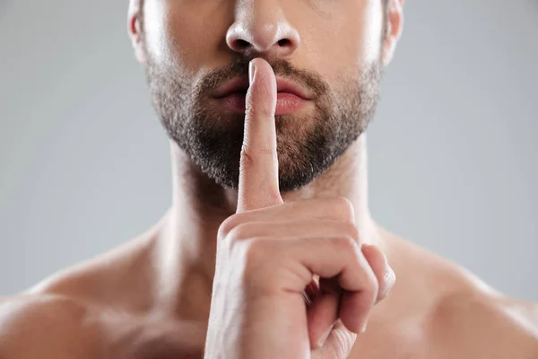 Portrét mladé okouzlující nahého muže ukazující mlčení gesto — Stock fotografie
