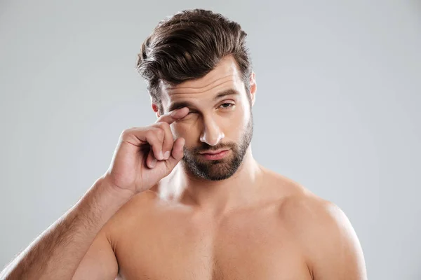 Retrato de um cara sonolento nu coçando o olho — Fotografia de Stock