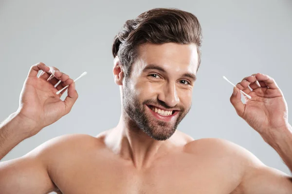 Joven con orejeras sonriendo a la cámara —  Fotos de Stock