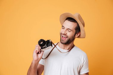 Komik adam eski moda retro kameraya bakan