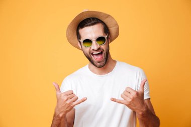 Kamera arıyorum yaz şapka neşeli adam