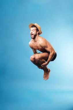 Adam mavi üzerinde izole atlama