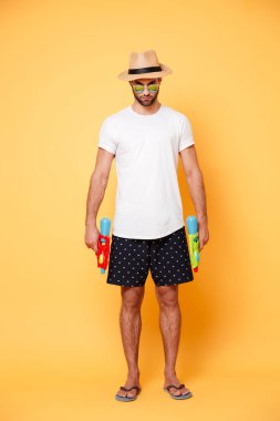 Kamera seyir ve su silah tutan ciddi adam