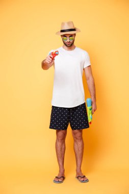 Tam uzunlukta adam su tabancası ile nişan