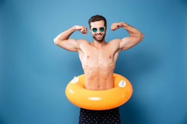 Onun pazı gösterilen genç çekici adam