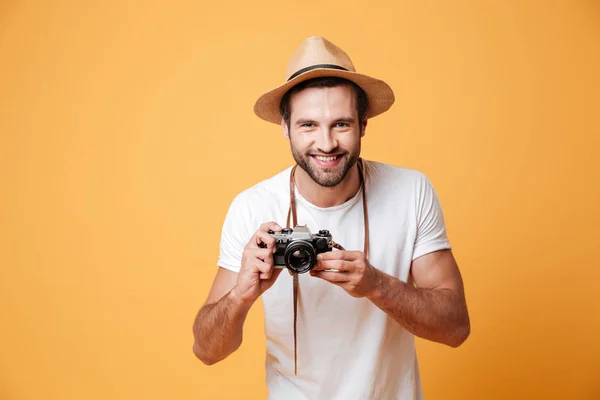 Imagen horizontal de un hombre positivo sosteniendo la cámara — Foto de Stock