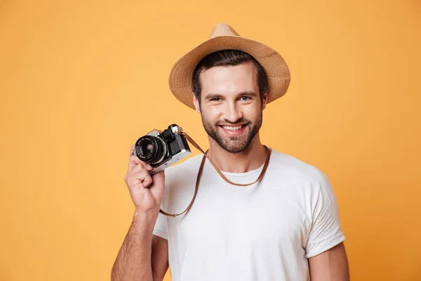 Imagen horizontal de un hombre positivo sosteniendo la cámara — Foto de Stock