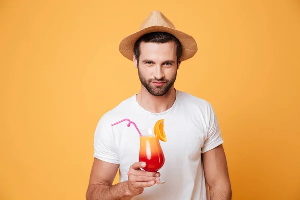 Junger Mann mit Cocktail — Stockfoto